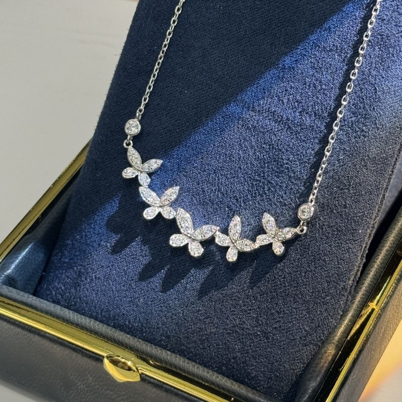 Ba*len*cia*ga necklaces